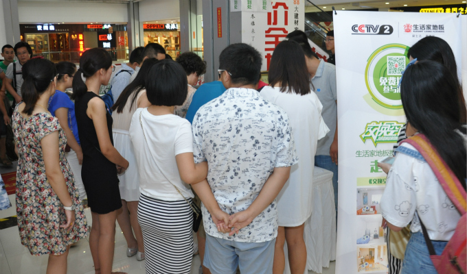 說明: （早在海選開始前1個小時就已經有眾多業(yè)主在簽到處等候）.jpg