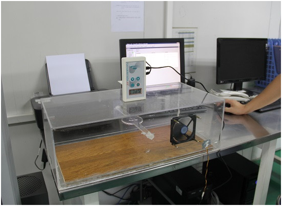 說明: 與電腦、密封箱連接好的攜帶式甲醛氣體偵測器.png